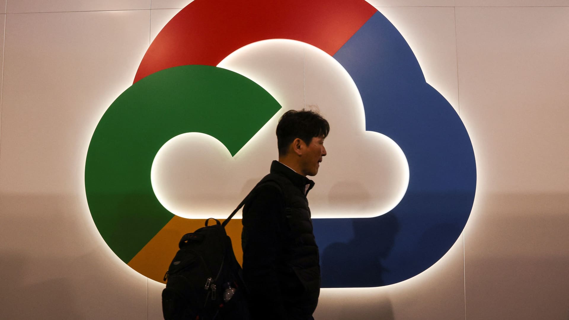Wall Street analysts see 3 companies as the next $3 trillion AI stocks.  This is our view